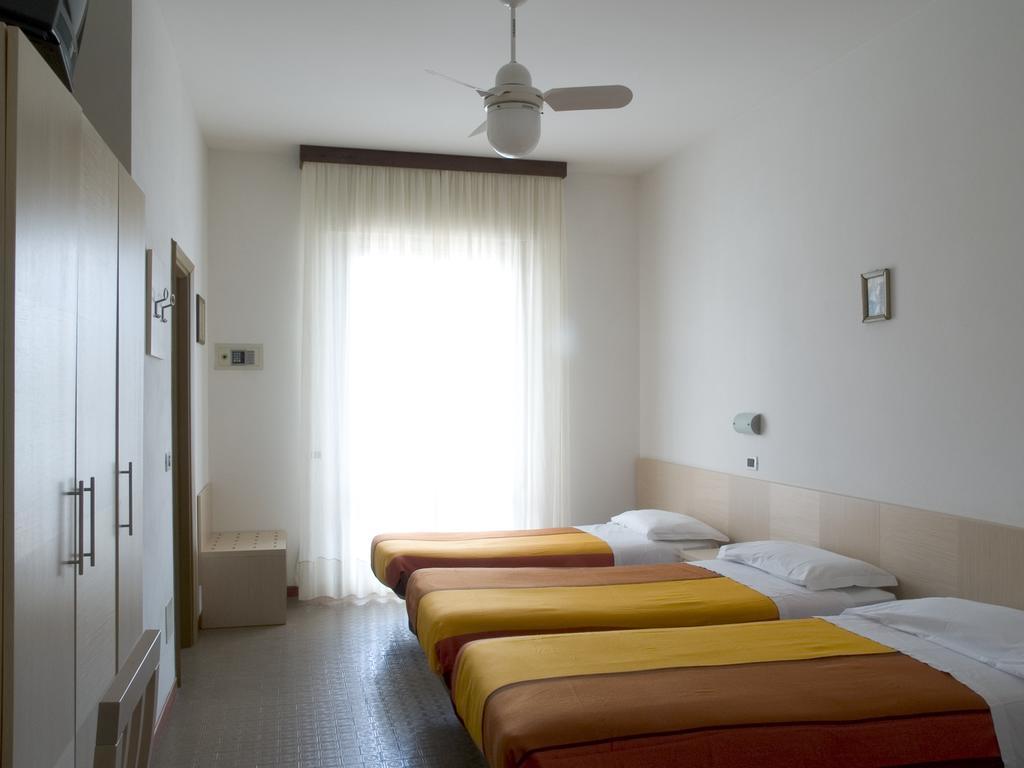 Hotel Dolores Cesenatico Kamer foto