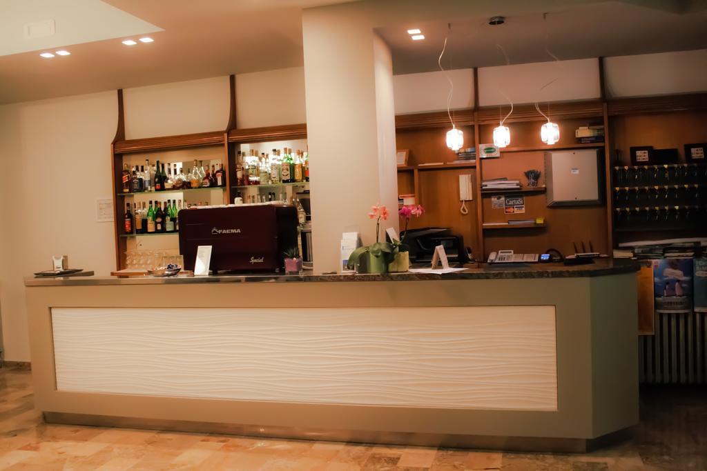 Hotel Dolores Cesenatico Buitenkant foto